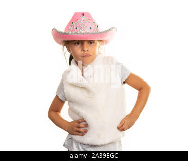 Junge Mädchen in Cowboy Hut auf einem weißen Hintergrund posiert. Stockfoto