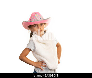 Junge Mädchen in Cowboy Hut auf einem weißen Hintergrund posiert. Stockfoto