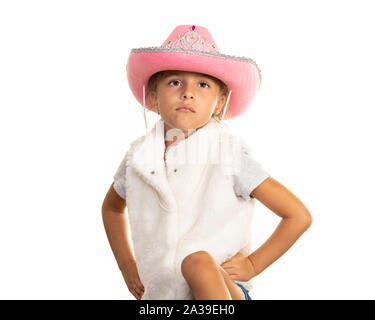 Junge Mädchen in Cowboy Hut auf einem weißen Hintergrund posiert. Stockfoto