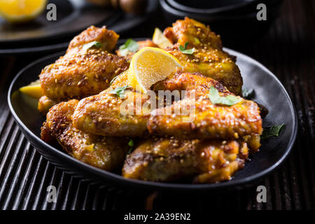 Spicy Chicken Wings mit Knoblauch, Sesam und Zitrone marinade in Asien Stil Stockfoto