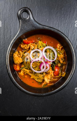 Köstliche Wirsing Eintopf oder Suppe mit Hähnchen Stockfoto