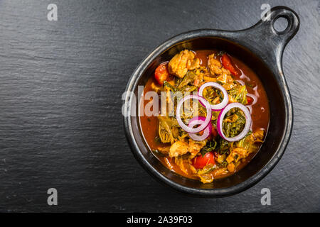 Köstliche Wirsing Eintopf oder Suppe mit Hähnchen Stockfoto