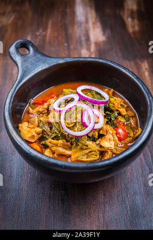 Köstliche Wirsing Eintopf oder Suppe mit Hähnchen Stockfoto