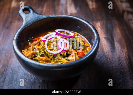 Köstliche Wirsing Eintopf oder Suppe mit Hähnchen Stockfoto