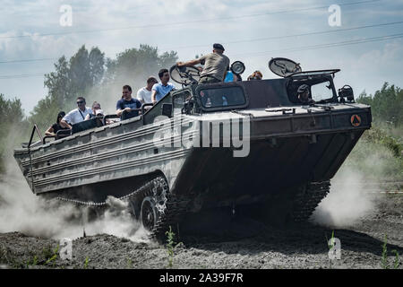 Schnelle Fahrt im Staub des sowjetischen PTS-M verfolgte amphibische Transporte mit Zuschauern bei der Rallye Militärfahrzeuge "Operation Tempest" in Trzebinia Stockfoto