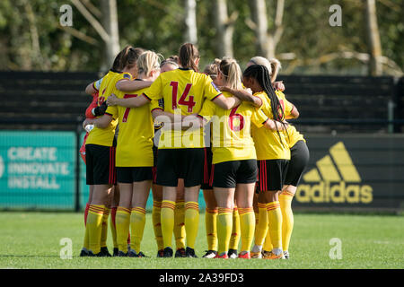 Hempstead Road, UK. 06 Okt, 2019. Watford Damen pre Match team Huddle während der FA Frauen nationale Liga Süd Spiel zwischen FC Watford Damen und Oxford United Frauen an gaywood Park, Hempstead Road, England am 6. Oktober 2019. Foto von Andy Rowland. Credit: PRiME Media Images/Alamy leben Nachrichten Stockfoto