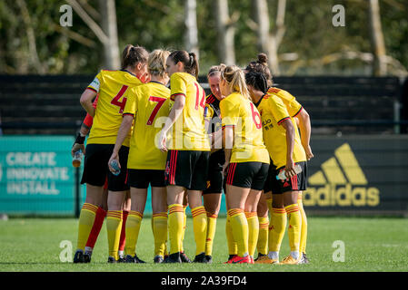 Hempstead Road, UK. 06 Okt, 2019. Watford Damen pre Match team Huddle während der FA Frauen nationale Liga Süd Spiel zwischen FC Watford Damen und Oxford United Frauen an gaywood Park, Hempstead Road, England am 6. Oktober 2019. Foto von Andy Rowland. Credit: PRiME Media Images/Alamy leben Nachrichten Stockfoto