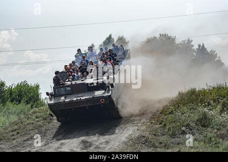 Schnelle Fahrt der sowjetischen PTS-M verfolgte den amphibischen Transport mit Zuschauern während Der Rallye Militärfahrzeuge "Operation Tempest" in Trzebinia, Polen Stockfoto