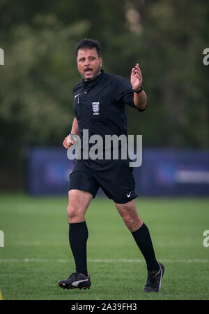 Hempstead Road, UK. 06 Okt, 2019. Schiedsrichter Ahmad Rafique während der FA Frauen nationale Liga Süd Spiel zwischen FC Watford Damen und Oxford United Frauen an gaywood Park, Hempstead Road, England am 6. Oktober 2019. Foto von Andy Rowland. Credit: PRiME Media Images/Alamy leben Nachrichten Stockfoto