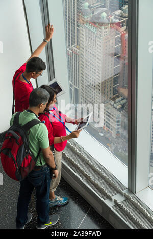 Besucher Anzeigen von New York City in der Einen Welt Sternwarte auf dem One World Trade Center, New York, USA Stockfoto