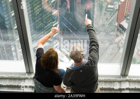Besucher Anzeigen von New York City in der Einen Welt Sternwarte auf dem One World Trade Center, New York, USA Stockfoto