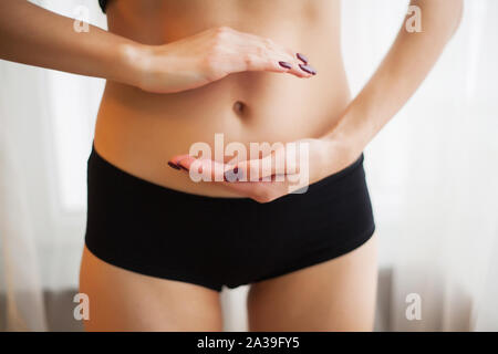 Magen Gesundheit Konzept. Frau, Hände auf dem Bauch mit der Zeichnung Pfeile Stockfoto