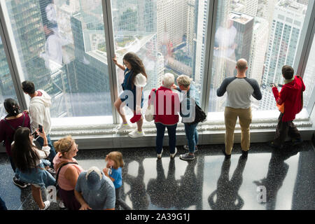 Besucher Anzeigen von New York City in der Einen Welt Sternwarte auf dem One World Trade Center, New York, USA Stockfoto