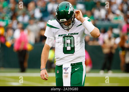 Philadelphia, Pennsylvania, USA. 6. Okt, 2019. New York Jets quarterback Lukas Falk (8) reagiert während der NFL Spiel zwischen den New York Jets und die Philadelphia Eagles am Lincoln Financial Field in Philadelphia, Pennsylvania. Christopher Szagola/CSM/Alamy leben Nachrichten Stockfoto