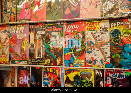 Vintage Superman Comics kostet so viel wie 100-Dollar werden zum Verkauf das Indiana Spielzeug und Comic Expo, Sonntag, 6. Oktober 2019 an der Minneapolis Convention Center, in Bloomington, Ind der Expo in seiner 7 Jahr war, und 5. Jahr in Bloomington nach dem Start in Indianapolis, und wurde von über 2500 Menschen nach Mitbegründer Kris Murphy besucht. Murphy begannen die Expo mit Billy Cooper. (Foto von Jeremy Hogan/Die Bloomingtonian) Stockfoto