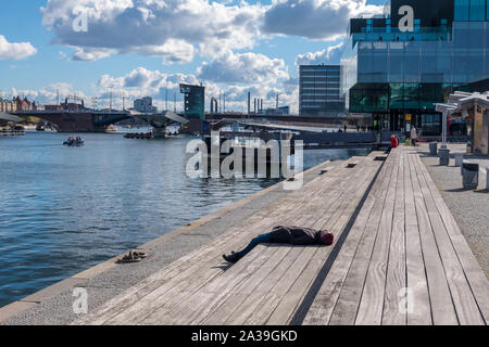 Kopenhagen, Dänemark - 04 Mai, 2019: die Menschen entspannen Sie sich auf einem der Ufergegenden in der Nähe der BLOX - Danish Architecture Centre in Kopenhagen Stockfoto