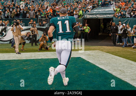 Philadelphia, Pennsylvania, USA. 6. Okt, 2019. Philadelphia Eagles quarterback Carson Wentz (11) verlässt das Feld nach der NFL Spiel zwischen den New York Jets und die Philadelphia Eagles am Lincoln Financial Field in Philadelphia, Pennsylvania. Christopher Szagola/CSM/Alamy leben Nachrichten Stockfoto