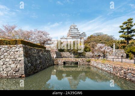 Wasser Reflexion im Burggraben von Schloss Himeji, Himeji-jo, Shirasagijo oder Burg Weissreiher, Himeji, Präfektur Hyogo, Japan Stockfoto