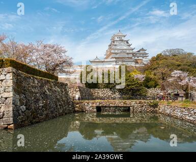 Wasser Reflexion im Burggraben von Schloss Himeji, Himeji-jo, Shirasagijo oder Burg Weissreiher, Himeji, Präfektur Hyogo, Japan Stockfoto