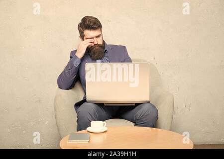 Ein erfolgreiches Unternehmen setzt auf Technologie. Geschäftsmann am Laptop Technologie arbeiten für laufende Geschäft. Bärtiger Mann mit Technologie in der Kommunikation mit Kunden. Business Technology. Stockfoto