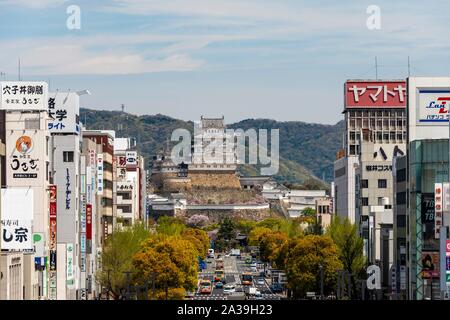 Straße und die Stadt Himeji, Schloss Himeji, Himeji-jo, Shirasagijo oder Burg Weissreiher, Himeji, Präfektur Hyogo, Japan Stockfoto