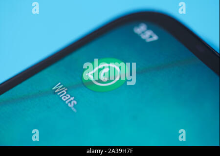 New York, USA - 28. September 2019: Whatsapp Symbol auf Bildschirm des Smartphones Nähe zu sehen. Stockfoto