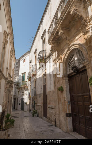 Die engen Gassen im historischen Zentrum von Martina Franca, Apulien, Italien. Stockfoto