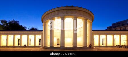 Beleuchtete Elisenbrunnen am Abend, Aachen, Nordrhein-Westfalen, Deutschland Stockfoto