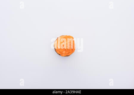 Blick von oben auf die orange köstliche Halloween Cupcake isoliert auf weißem Stockfoto