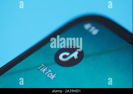 New York, USA - 28. September 2019: Tik Tok Symbol auf Bildschirm des Smartphones Nähe zu sehen. Stockfoto
