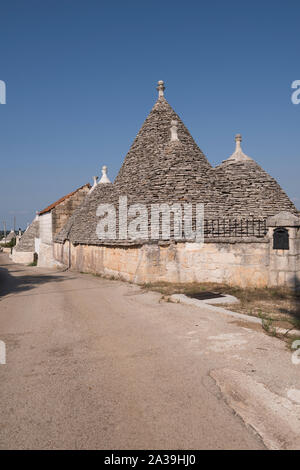 Traditionelle Trulli im Itria-tal (Valle d'Itria) in der Nähe von Locorotondo, Apulien, Italien. Stockfoto