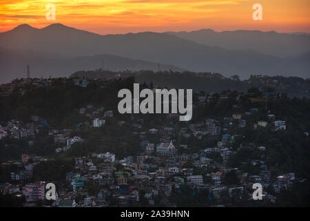 Aizawl, Mizoram/Indien - 11. November 2017: eine twilight Stadtbild von aizawl und den Sonnenuntergang Farben über die Hügel in der Ferne. Stockfoto