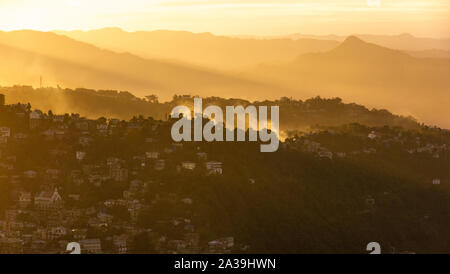 Abend die Sonnenstrahlen auf den Hügeln über der Stadt Aizawl in Tripura Stockfoto