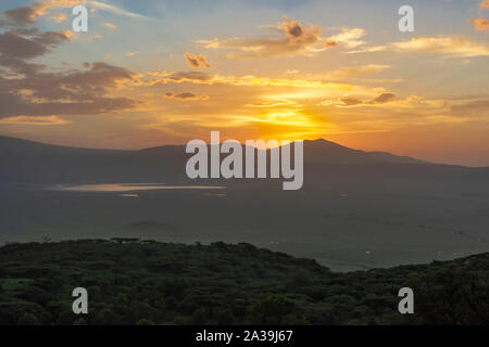 Sonnenaufgang über dem Ngorongoro Krater in Lake Magadi, Tansania wider Stockfoto