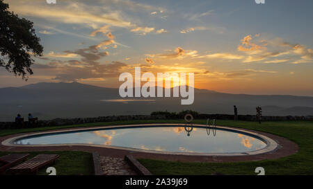 Sonnenaufgang am Pool, Ngorongoro Sopa Lodge, Ngorongoro Krater, Tansania Stockfoto