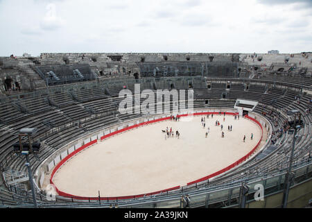 Nîmes, Frankreich. 19 August, 2019. Das Innere der Römischen Amphitheater (Arènes de Nîmes), aus dem ersten Jahrhundert n. Credit: Mark Kerrison Stockfoto