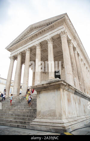 Nîmes, Frankreich. 19 August, 2019. Das Maison Carrée, geglaubt, um 3AD, Ist der weltweit am besten erhaltenen römischen Tempel gegründet wurde. Credit: Mark Stockfoto