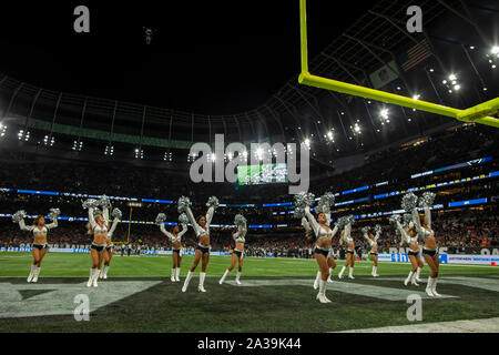 Tottenham Hotspur Stadion, London, UK. 6. Okt, 2019. National Football League, Chicago Bears gegen Oakland Raiders; Die raiderettes der Masse - Redaktionelle Verwendung Credit: Aktion plus Sport/Alamy Leben Nachrichten unterhalten Stockfoto