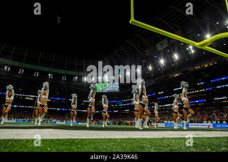 Tottenham Hotspur Stadion, London, UK. 6. Okt, 2019. National Football League, Chicago Bears gegen Oakland Raiders; Die raiderettes der Masse - Redaktionelle Verwendung Credit: Aktion plus Sport/Alamy Leben Nachrichten unterhalten Stockfoto