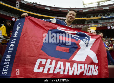 Landover, United States. 06 Okt, 2019. Die New England Patriots fan Wellen ein Sieg Flagge während der zweiten Hälfte von einem NFL Spiel gegen die Washington Redskins an FedEx Field in Landover, Maryland, Sonntag, 6. Oktober 2019. New England gewann 33-7. Foto von David Tulis/UPI Quelle: UPI/Alamy leben Nachrichten Stockfoto
