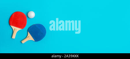 Zwei Schläger für Tischtennis spielen auf blauem Hintergrund Stockfoto