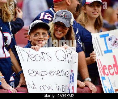 Landover, United States. 06 Okt, 2019. New England Patriots fans Schildern, die in der ersten Jahreshälfte ein NFL Spiel gegen die Washington Redskins an FedEx Field in Landover, Maryland, Sonntag, 6. Oktober 2019. Foto von David Tulis/UPI Quelle: UPI/Alamy leben Nachrichten Stockfoto