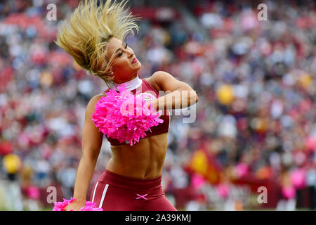 Landover, United States. 06 Okt, 2019. Ein Washington Redskins Cheerleader führt in der ersten Jahreshälfte ein NFL Spiel gegen die New England Patriots am FedEx Feld in Landover, Maryland, Sonntag, 6. Oktober 2019. Foto von David Tulis/UPI Quelle: UPI/Alamy leben Nachrichten Stockfoto