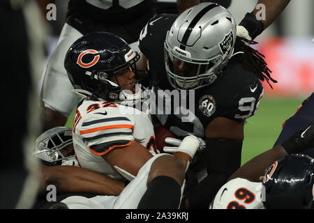 Tottenham Hotspur Stadion, London, UK. 6. Okt, 2019. National Football League, Chicago Bears gegen Oakland Raiders; Oakland Raiders Defensive Lineman S. J. in der Halle (92) packt Chicago Bears zurück David Montgomery (32) - Redaktionelle Verwendung Credit: Aktion plus Sport/Alamy leben Nachrichten Stockfoto