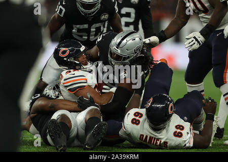 Tottenham Hotspur Stadion, London, UK. 6. Okt, 2019. National Football League, Chicago Bears gegen Oakland Raiders; Oakland Raiders Defensive Lineman S. J. in der Halle (92) packt Chicago Bears zurück David Montgomery (32) - Redaktionelle Verwendung Credit: Aktion plus Sport/Alamy leben Nachrichten Stockfoto