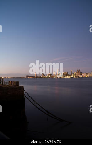 Liverpool City Skyline über den Fluss Mersey Stockfoto