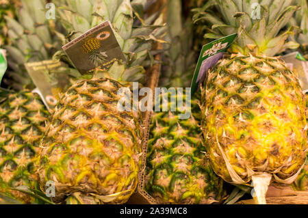 Frisch, saftig und großen Ananas auf dem Zähler zum Verkauf gestellt. Close-up. Stockfoto