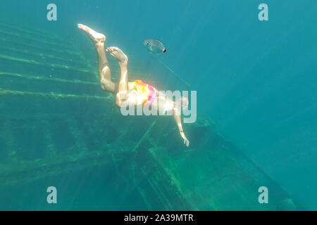 Taucher am Schiffswrack unter Wasser suchen, sehr alte Schiff auf dem Boden des Meeres, Zavratnica Kroatien Stockfoto