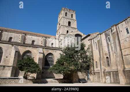 Arles, Frankreich. 29 August, 2019. Die 12. und 15. jahrhundert Kathedrale St. Trophime (Kathedrale Saint-Trophime), ein wichtiges Beispiel der romanischen Archit Stockfoto