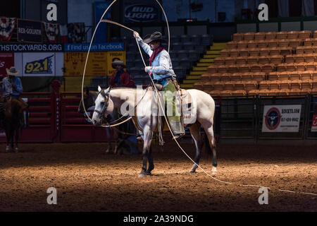 Szene aus Pawnee Bill's Wild West Show im Cowtown Coliseum im Stockyards District von Fort Worth, Texas Stockfoto